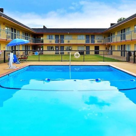 Castle Inn & Suites By Oyo Chickasha Exterior foto
